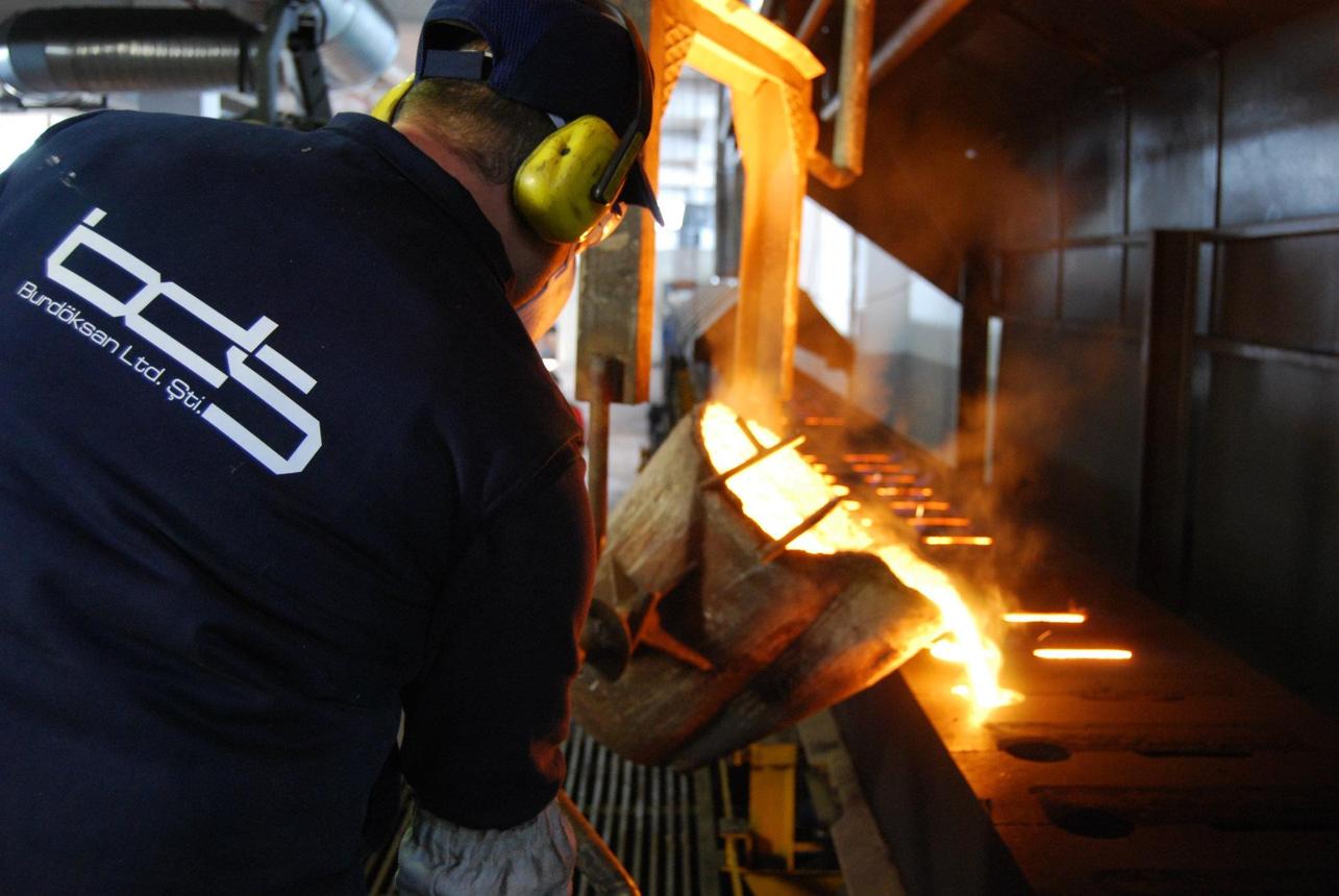 Burdöksan dökümhanesinde erimiş metal dökümü